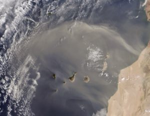 Tormenta de polvo desde África a las Islas Canarias (conocida como Calima o Intrusión Sahariana)
