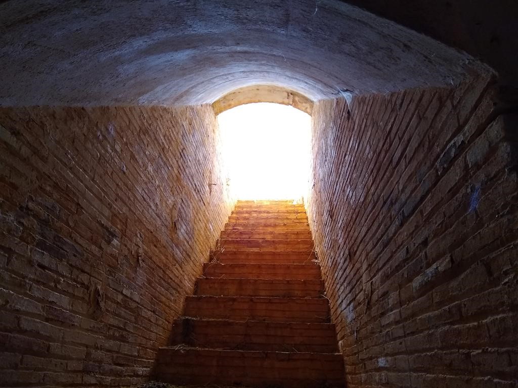Escaleras de acceso a refugio antiaéreo subterráneo desde el interior