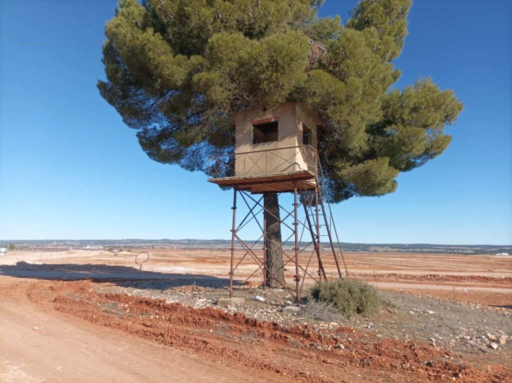 Torre o garita elevada de vigilancia en el perímetro de un aeródromo rural